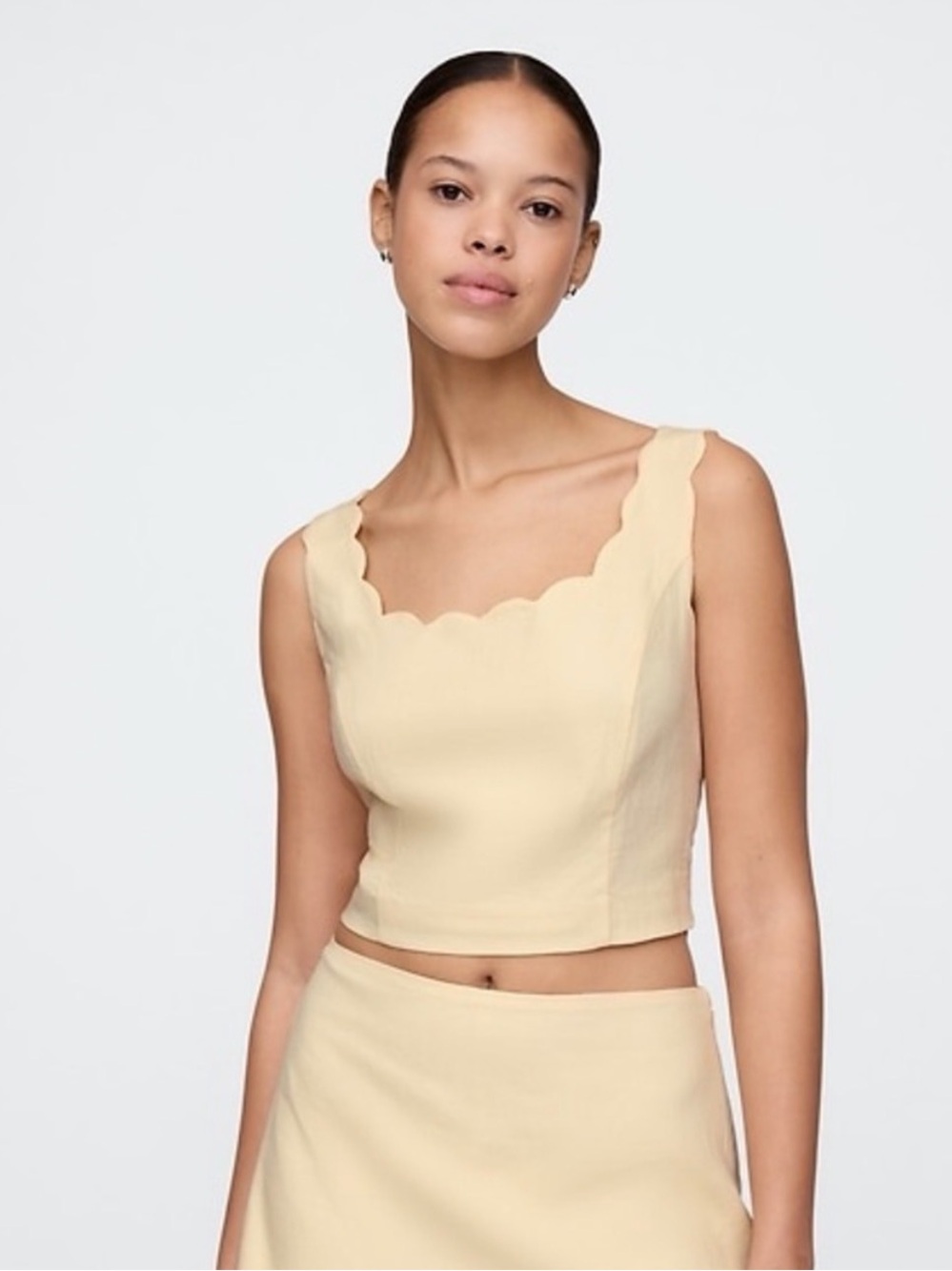 Like new, worn once! Gap Scallop Strap Crop Top in Pale Yellow